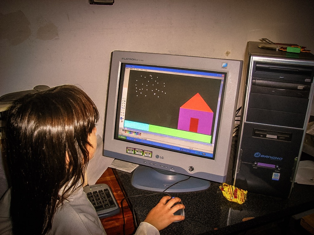 Frida de chica dibujando en Paint