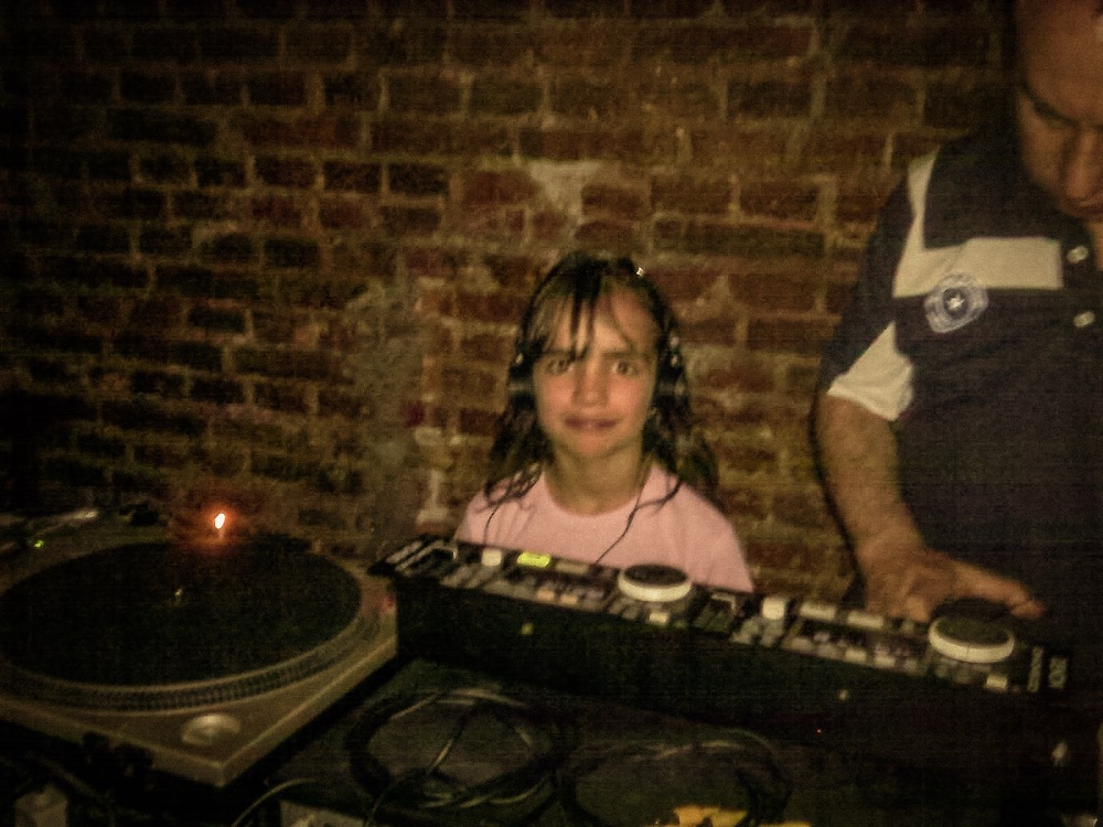 Frida de chica en una cabina de DJ junto a su padre