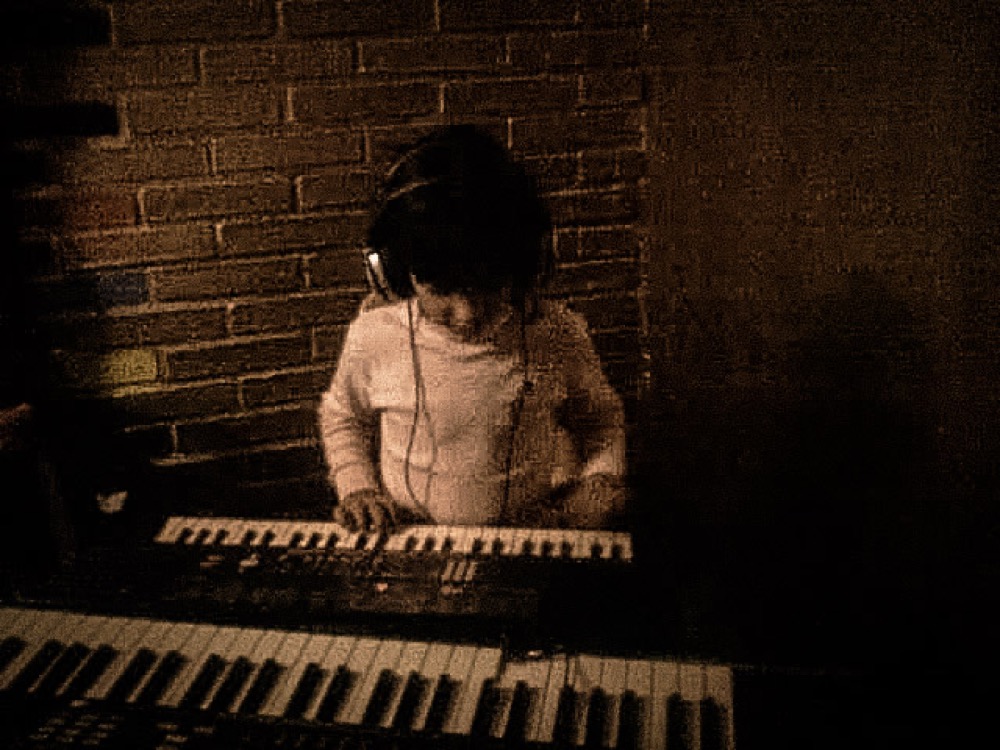 Frida de chica tocando teclados
