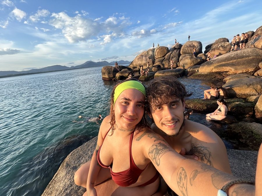 Frida y Fabri en las piedras junto al mar, una postal de viaje